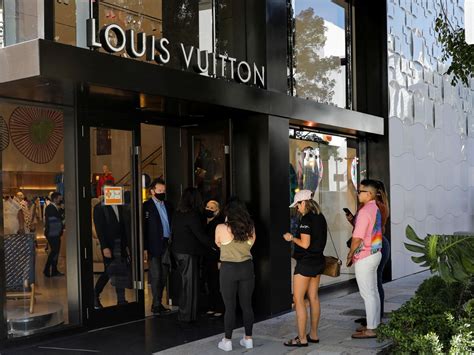 louis vuitton augmente ses prix|Louis Vuitton va augmenter ses prix. .